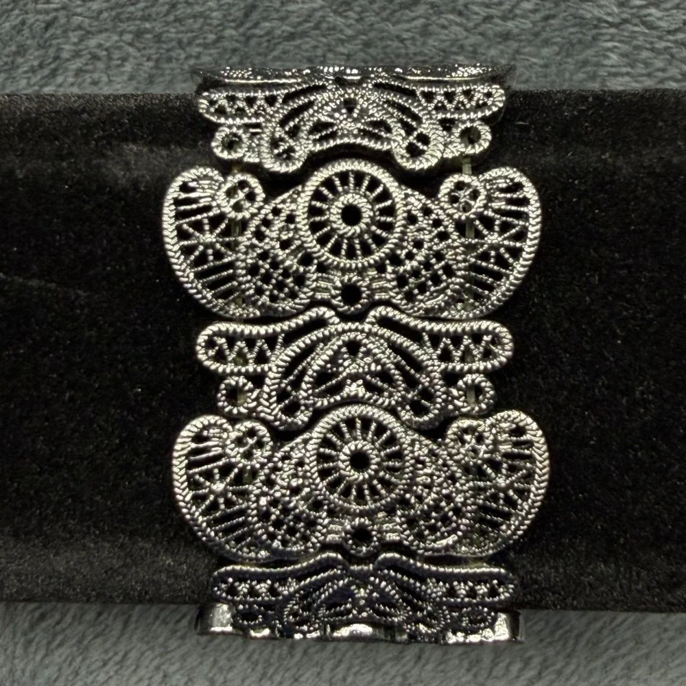Ornate Filigree Stretch Bracelet Silver Tone Lace Overlay Wide Cuff 9.5 in
